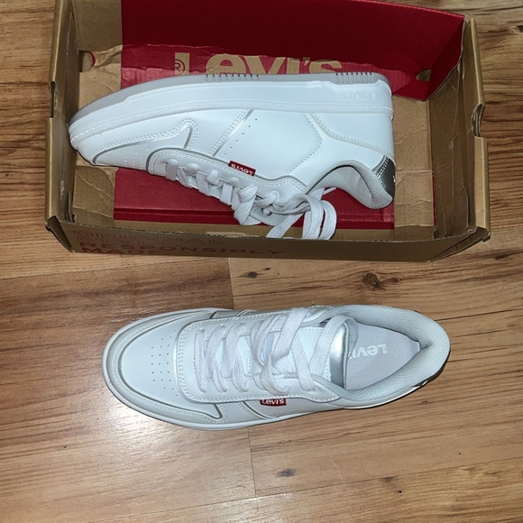 Levi's Kids Classic White Sneakers - Picture 1 of 3